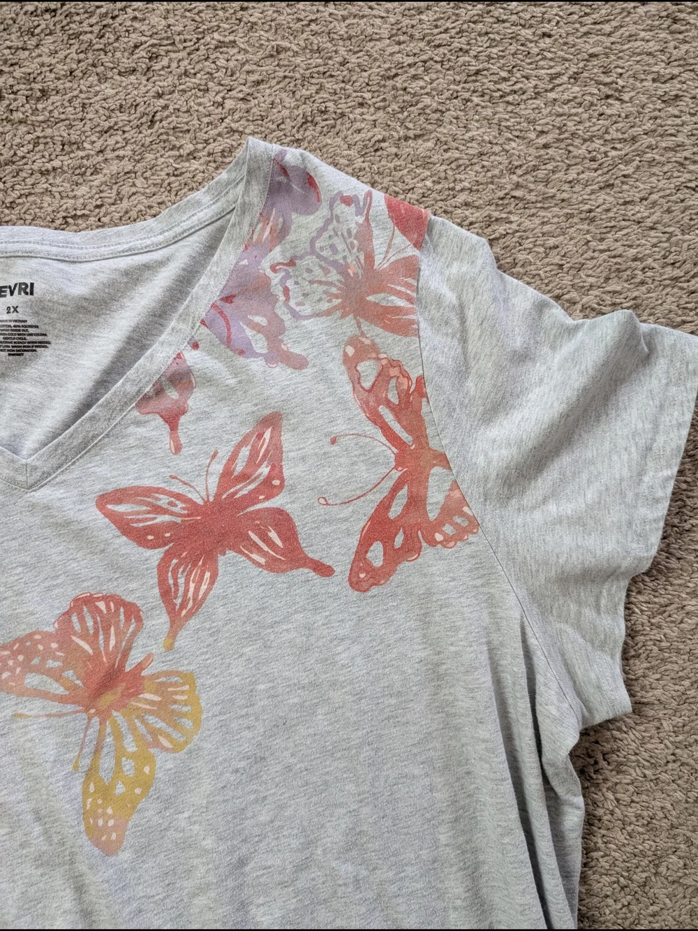 EVRI Light Grey V-Neck Tee with Pink Coral Butterfly Print 2X - Picture 4 of 7